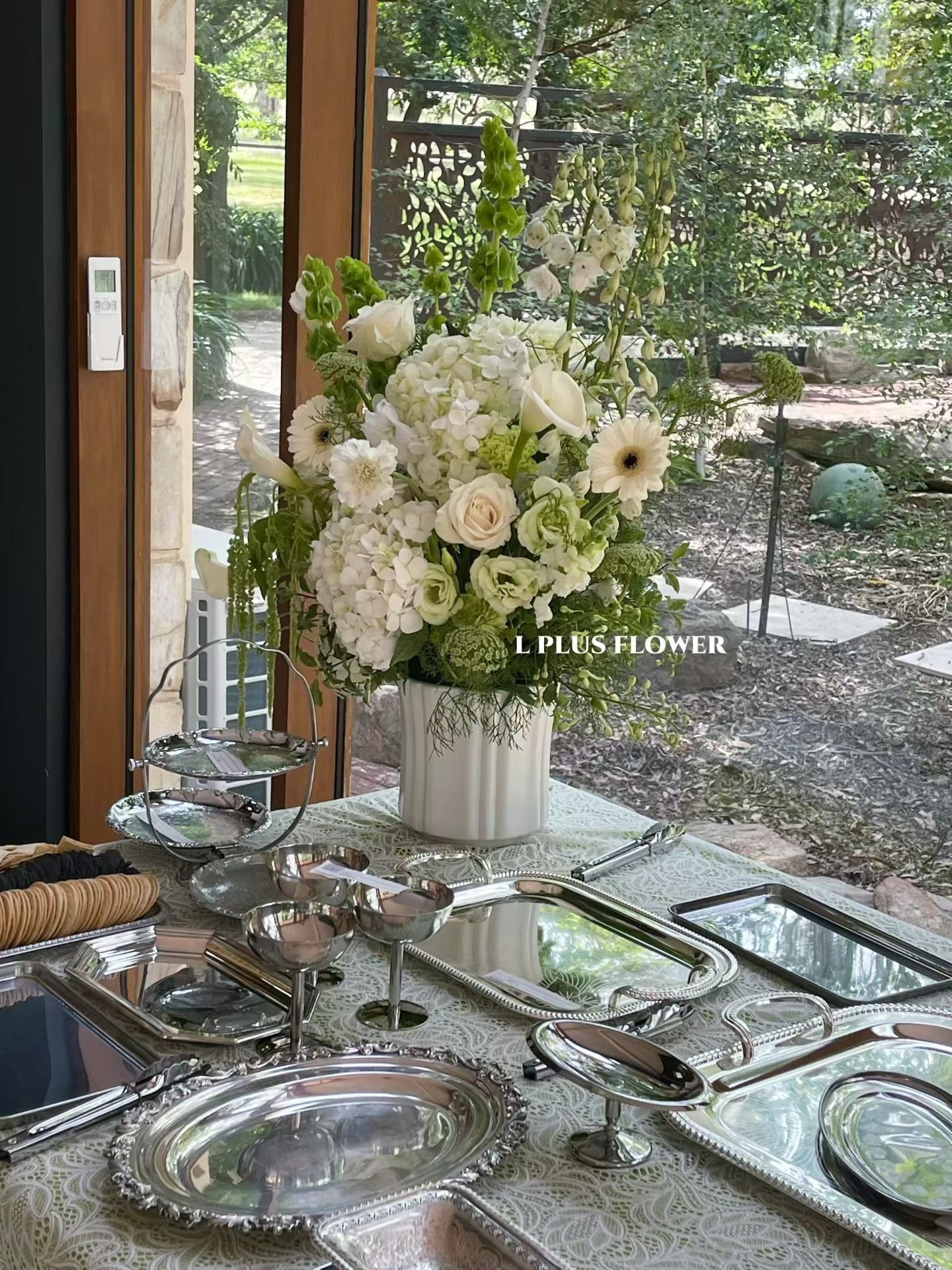 A beautiful engagement, celebrated where love feels most at home. 🤍✨

On their hill-side family farm, with soft breeze, warm light and a quiet lake shimmering behind them, we created white and green florals that blended gently into the landscape &md