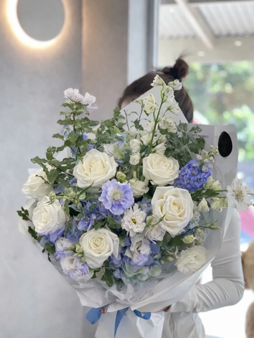 L + Valentine&rsquo;s Day Collection

Ice Berry Kiss

🫐💎🪻🩵💋

A cool-toned Valentine bouquet with icy berry hues and soft ivory roses. Light, clean, and effortlessly elegant &mdash; perfect for someone who loves a refined sweetness with a modern 