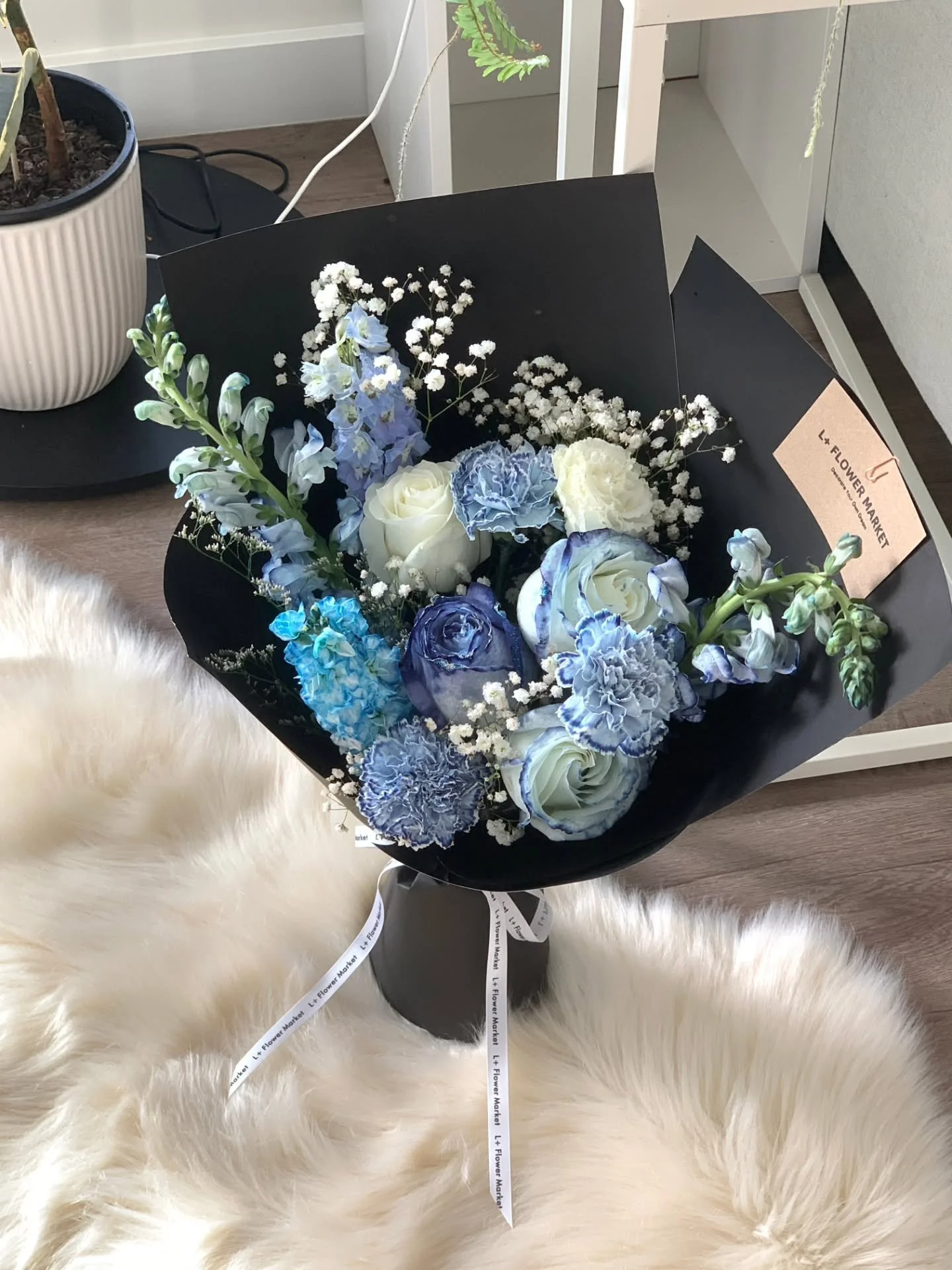 🖤💙
Cool-toned romance runs deeper than burning passion.
#adelaide #flowers
