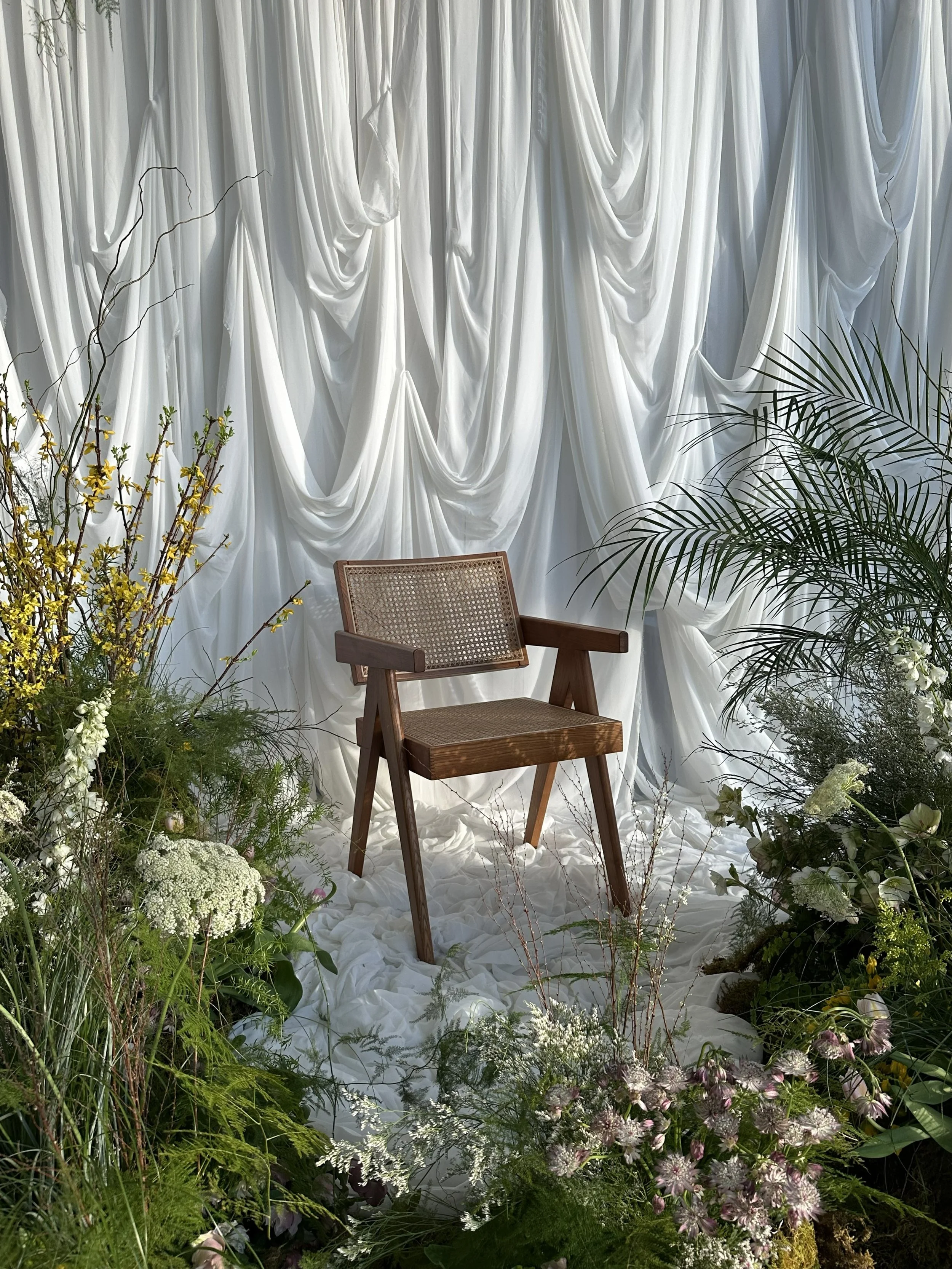 Floral installation in organic natural style