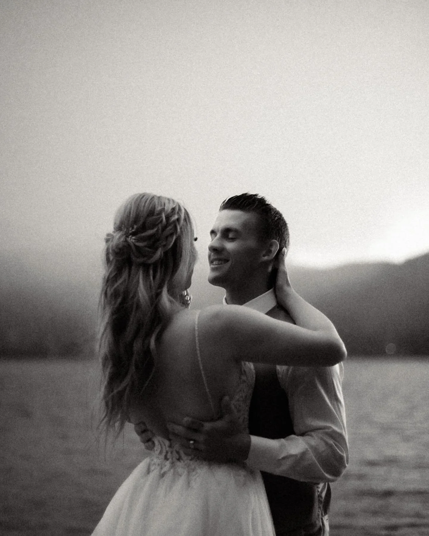 One of the most unforgettable wedding moments I&rsquo;ve ever witnessed.. 

C+J planned the sweetest intimate wedding at a small venue overlooking one of their favourite lakes in the heart of the Shuswap. Sadly, when the day arrived, the sky was thic