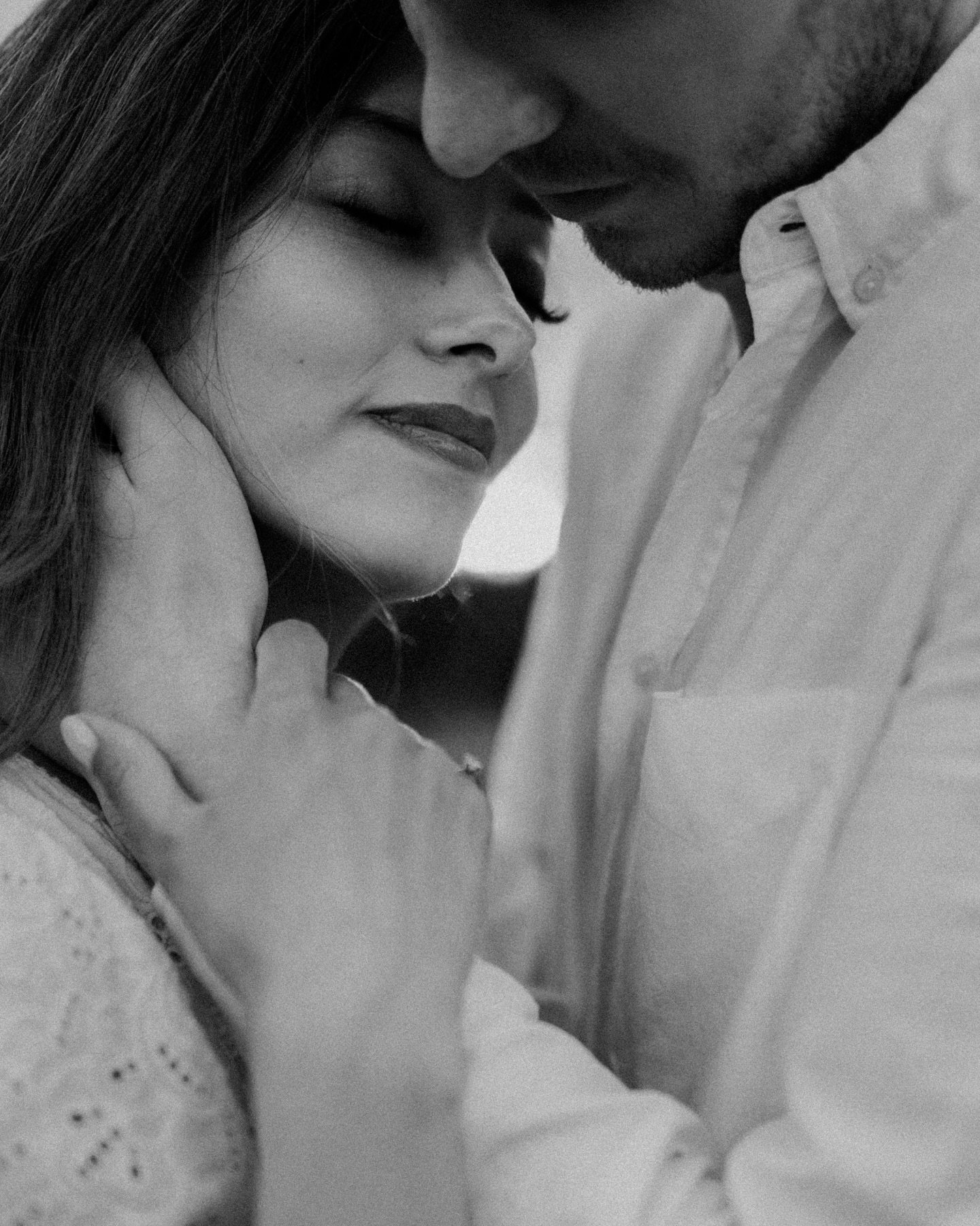 One things that I love about this location is the different  backdrops that offers: from a small hidden garden to a beautiful tall grass field. 

I am throwing back to this beautiful session, not only a maternity session but a love story. 

#maternit