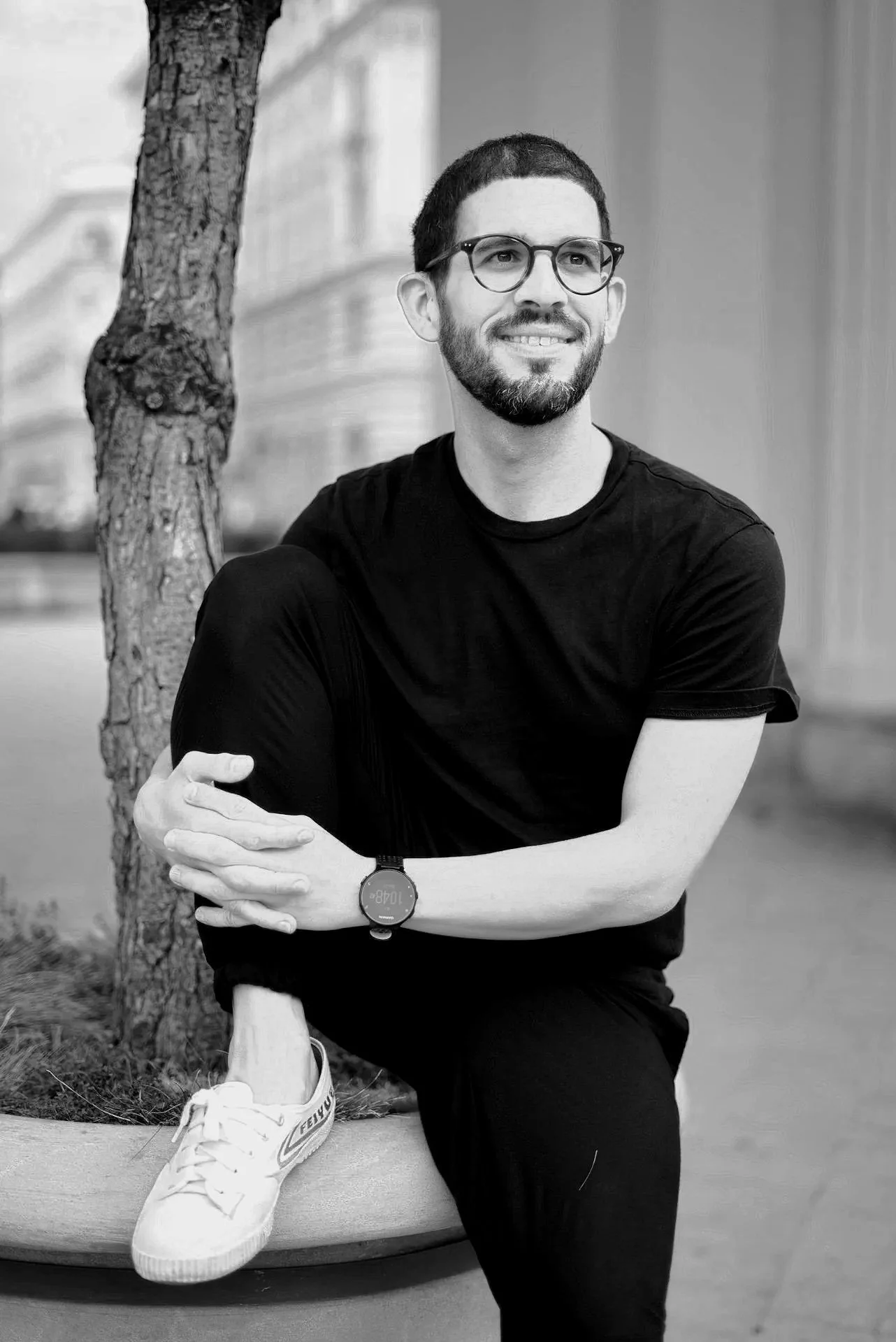Daniel Ringhofer, Rehab Coach aus Wien – Portrait im Freien, lächelnd, schwarz-weiß