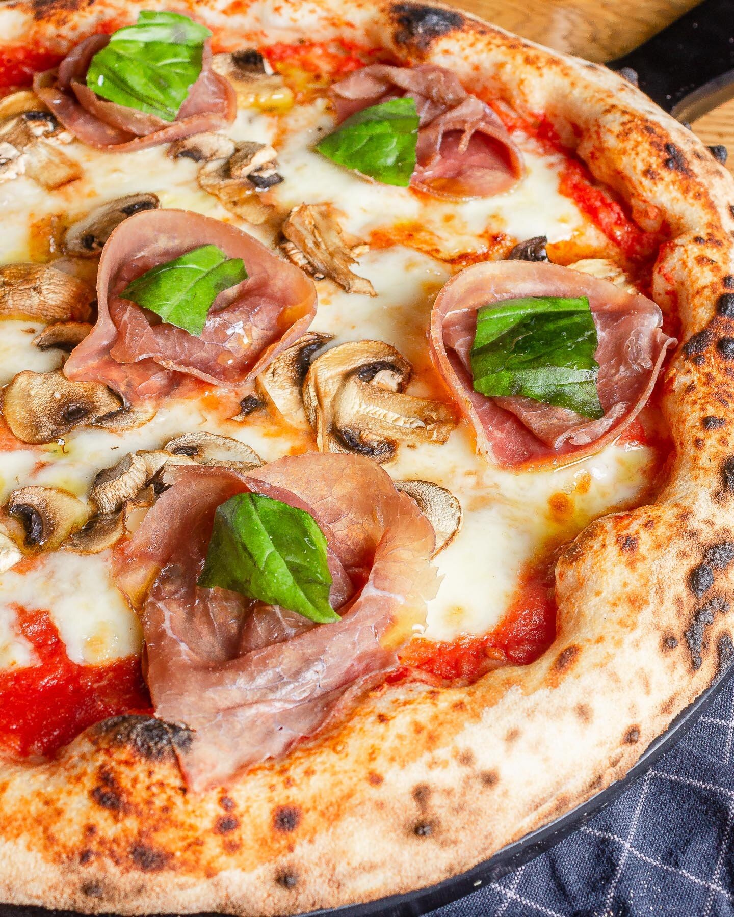 Prosciutto e Funghi 🤤 Mit einer guten Portion Champignons auf der Pizza habt ihr alles richtig gemacht! 

Sichert euch einen Platz bei uns und dazu auch diese Sch&ouml;nheit 😏 &Uuml;ber den Link in unserer Bio findet ihr unser Reservierungsportal. 
