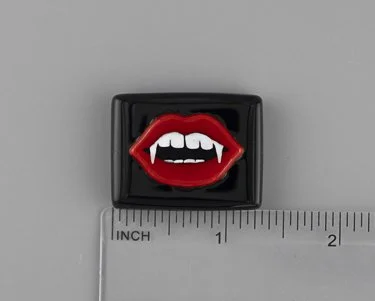Beau Verre Art Vampire Lips Fused Glass Needle Minder