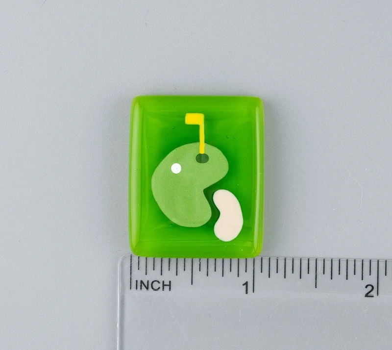Beau Verre Art Golf Green with Yellow Flag Needle Minder