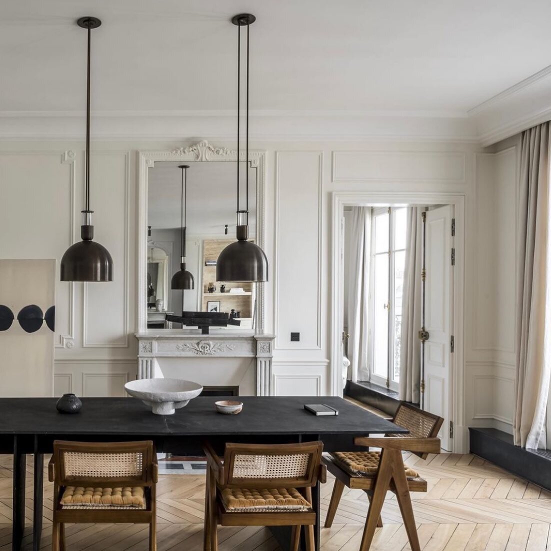 @tlstudio_id chic dining space in Paris 

.
.
.
.
#inspo #residential #diningtable #design  #elledecor #interiors #decor #architecturaldigest #dezeen #decor #architecture #design #interiordesign #victoriavogel #vogelinteriors #luxuryinteriors #dwellm