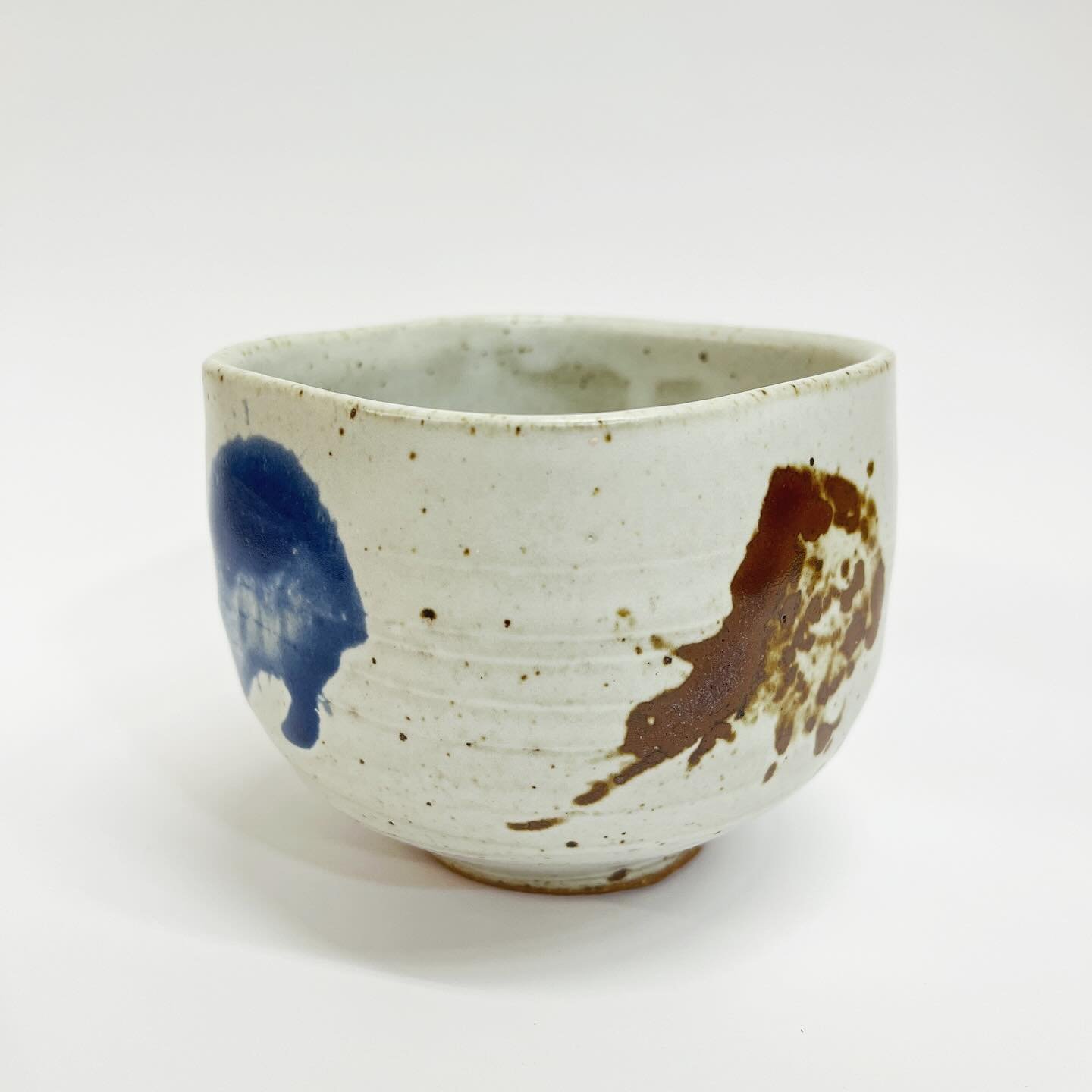 Tea bowl, plus where I&rsquo;ll be this weekend!

Saturday afternoon find me at @apiarysalon from 12-5 in Stillwater.

Then Sunday I&rsquo;ll be behind the counter at @caphinmpls selling all the drinking vessels. 

Come say hey and stay while.

#cera