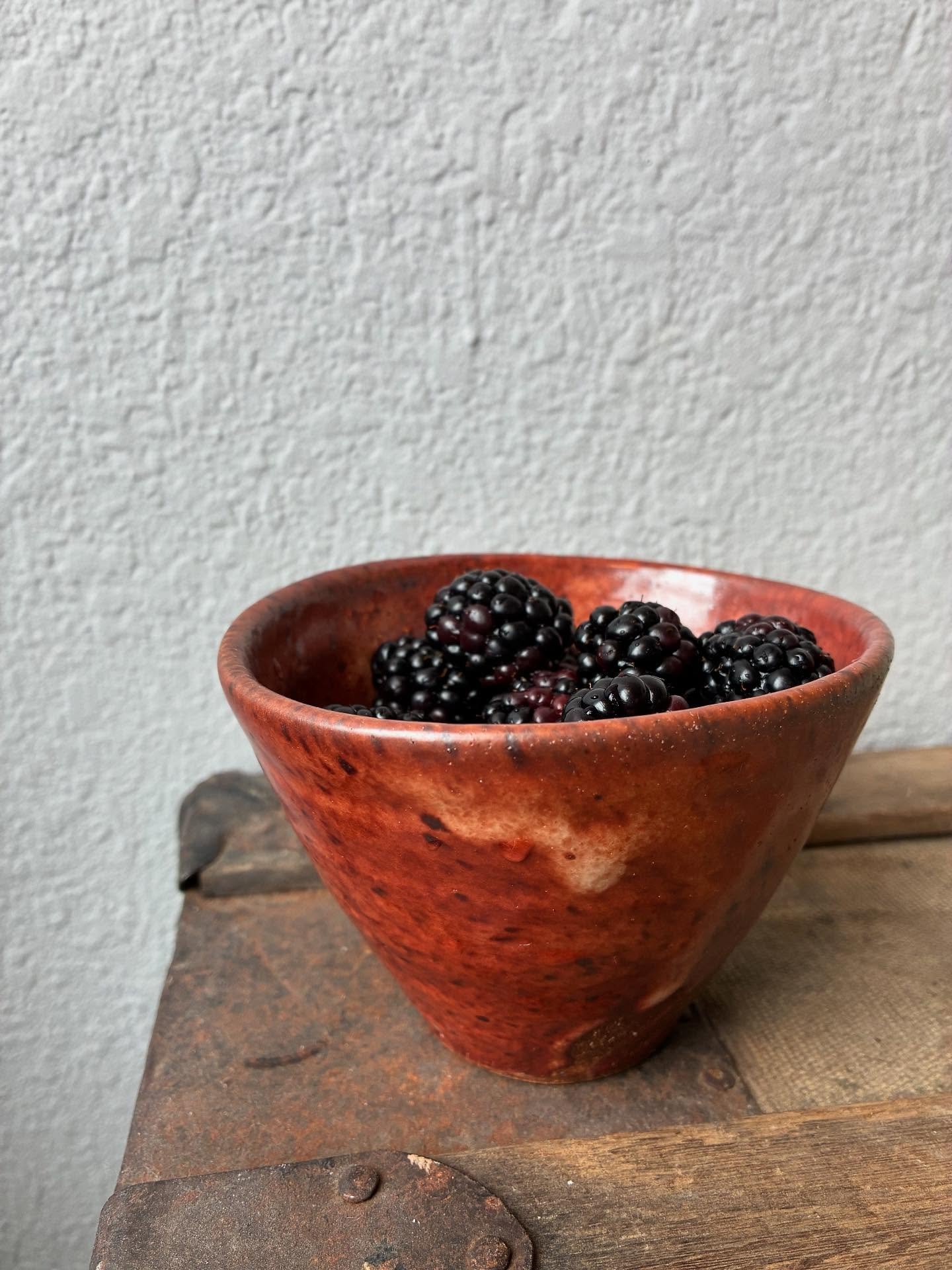 Altered bowl with blackberries. Happy Friday!

#pottery #woodfired #woodfiredpottery #functionalpottery #art #ceramicart #potter #handmadepottery #craft #craftartist #design #homedecor #handcrafted #functionalart #studiopottery #handcrafted #interior