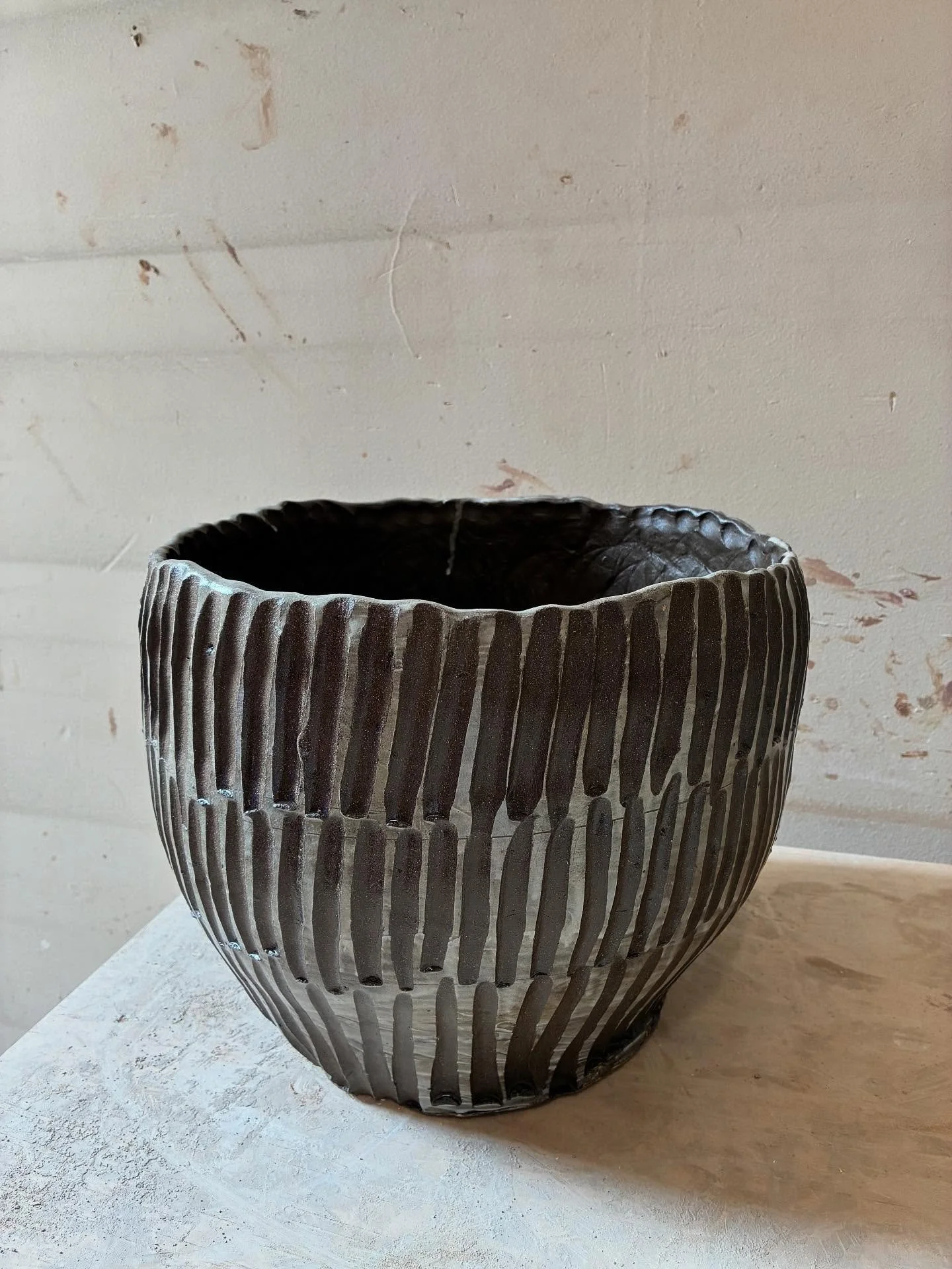 Hand built and fluted coil pot. Playing around with some black clay. 🖤

#pottery #ceramics #handbuiltceramics #studiopotter
