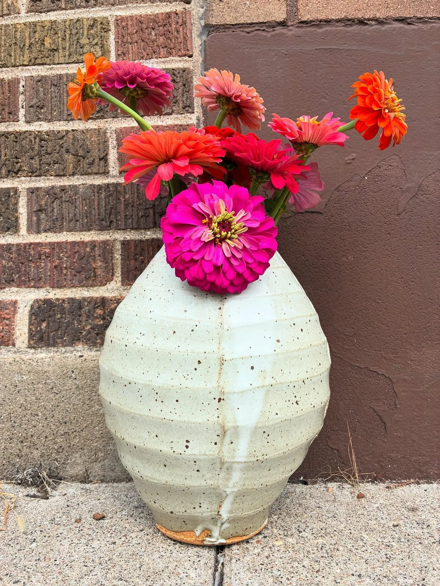 Thanks @ninelivesmn for the zinnias! ☀️ 

#pottery #ceramics #zinnias #vase #studiopottery