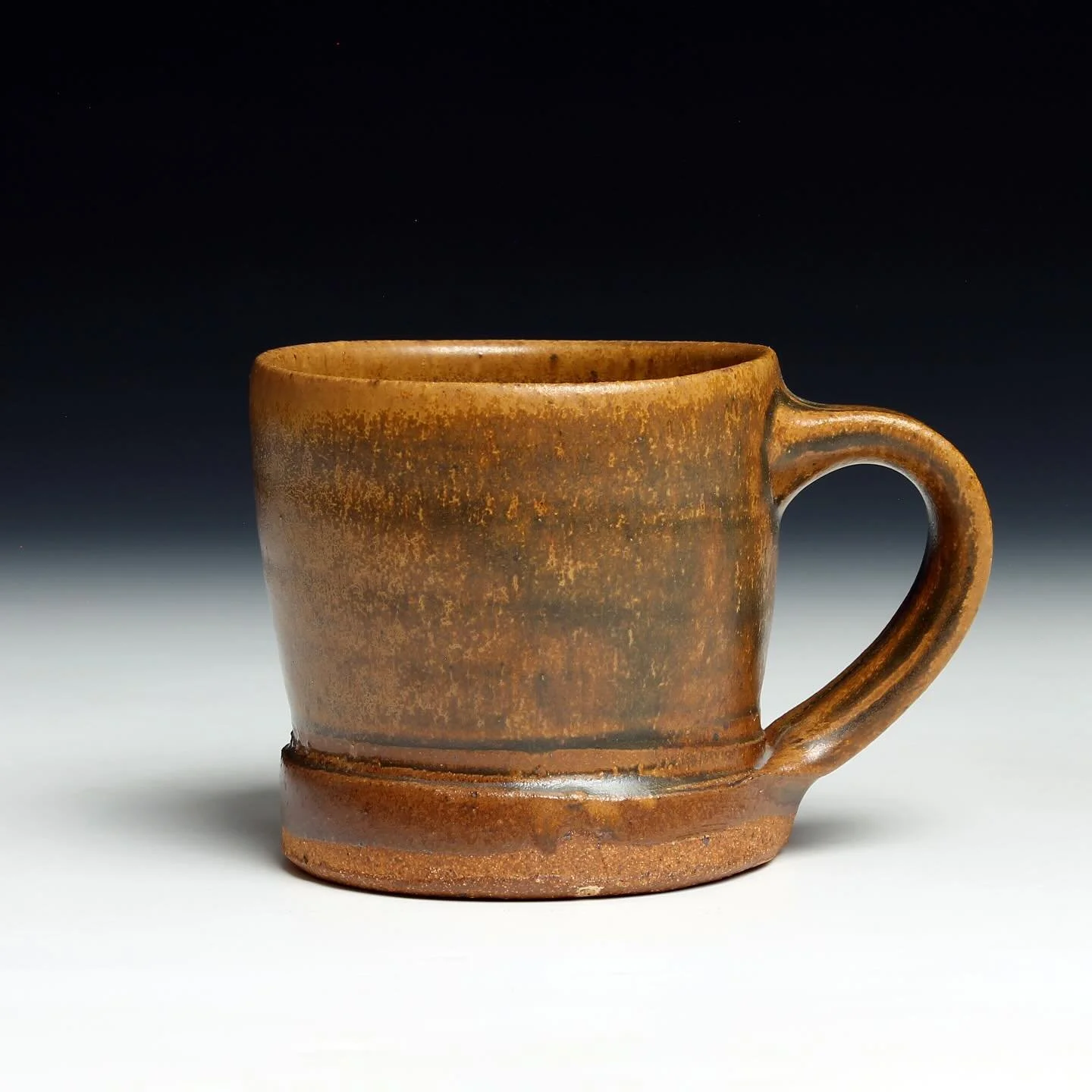 Another coffee mug. Happy Sunday!

📸: @crossing_arts 

#pottery #woodfired #woodfiredpottery #functionalpottery #art #ceramicart #potter #handmadepottery #craft #craftartist #design #homedecor #handcrafted #functionalart #studiopottery #handcrafted 