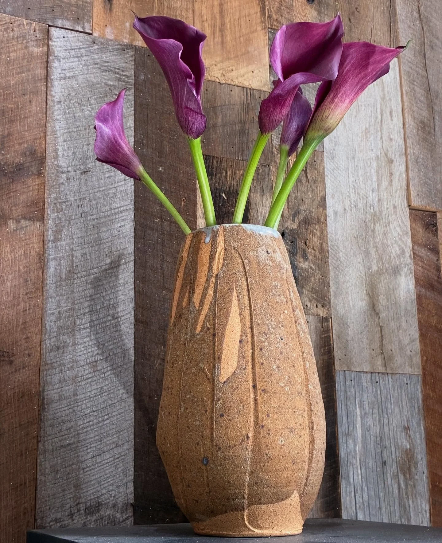 Calla lilies in a wood fired vase. 

#pottery #woodfired #woodfiredpottery #functionalpottery #art #ceramicart #potter #handmadepottery #craft #craftartist #design #homedecor #handcrafted #functionalart #studiopottery #handcrafted #interiordesign #st