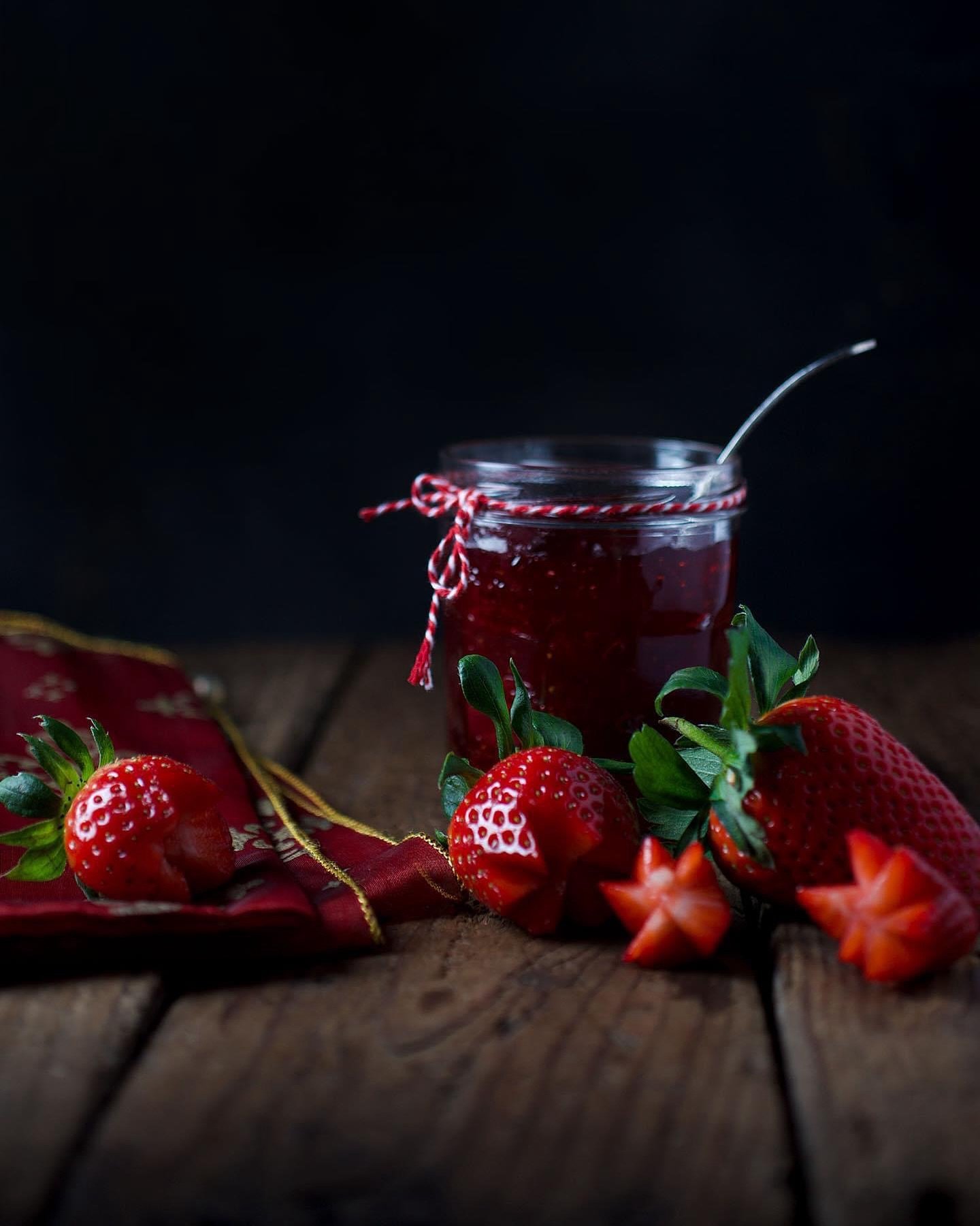 As a child growing up in Sheffield I was often told to &ldquo;stop messing about with my food.&rdquo;
Now I carve strawberries for a living&hellip;
What a time to be alive 🍓🙃 😂 

#sheffieldlass 🍭 #carvedfruit #lollimakingfoodpop #lolliography #fo
