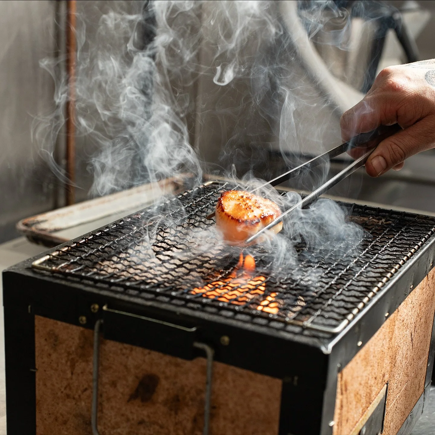 Barbecued Orkney Sea Scallop 🔥 Roast Cauliflower Puree, Pickled Raisins and Raw Cauliflower. 
📷 @Lolliography for @knockinaamlodgehotel 
#konrogrill #lolliography #lollimakingfoodpop #foodphotographer #scallops #foodie #foodphotography #restauran