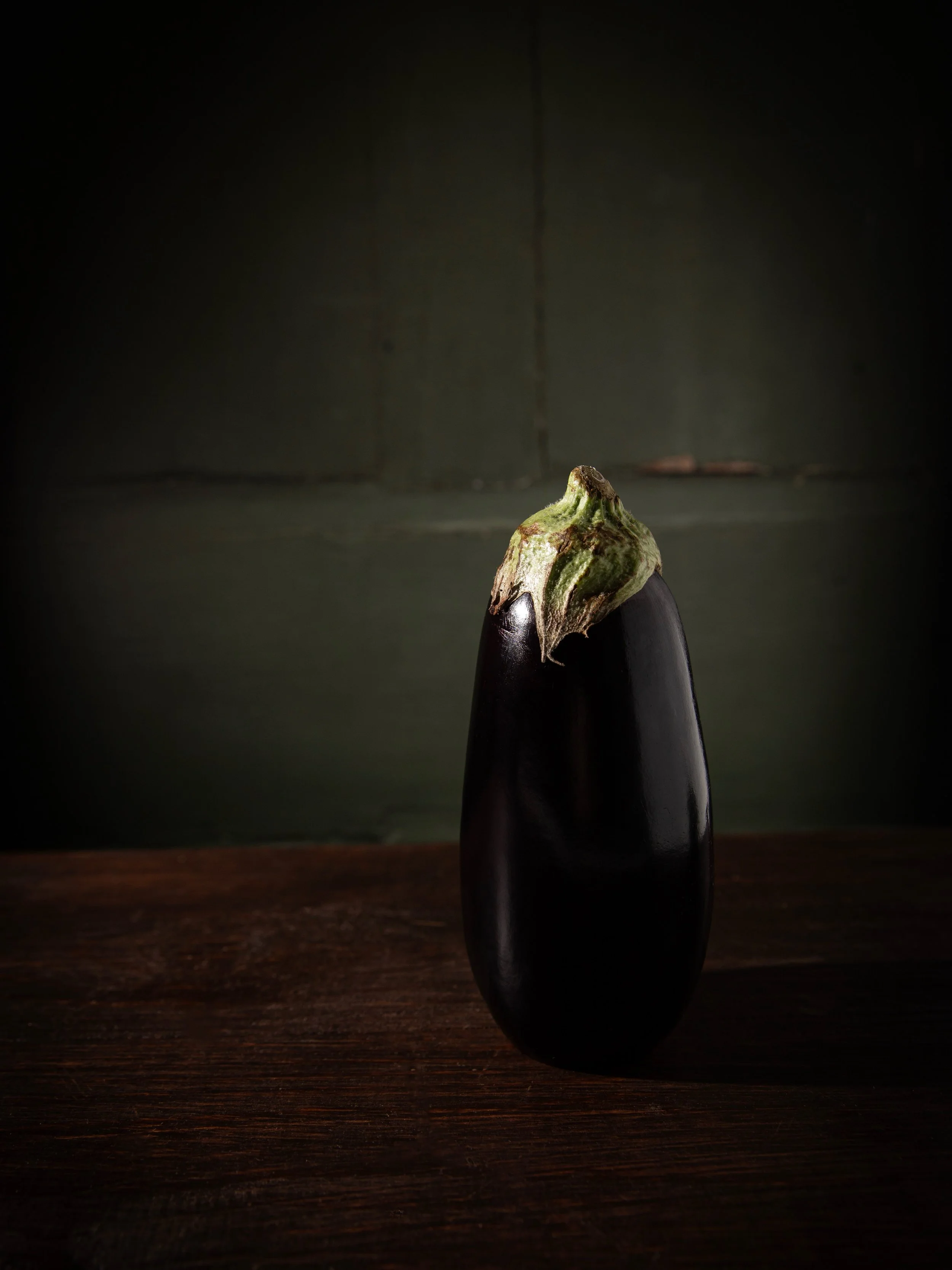 She&rsquo;s an aubergine 🍆 but you make it film noir. 🖤 

#FoodPhotography #VegetableDrama #lollimakingfoodpop #aubergine🍆 #lolliography