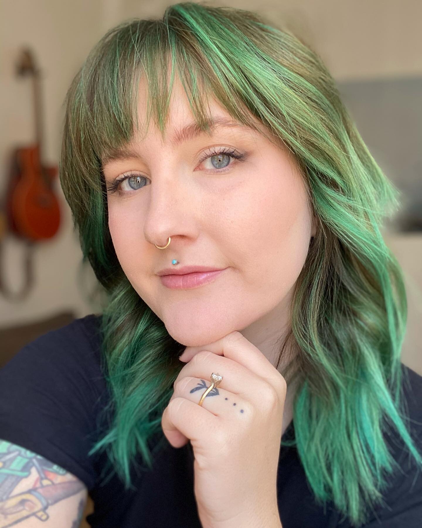 @kendravicken making emerald green and a fresh shaggy cut look boss af. 
Love it when y&rsquo;all take my portfolio photos for me 😍🙏

#donziebeldenhair @bauhaussalonslc #slchairstylist #slcbalayage #slcbalayagespecialist #slchaircuts