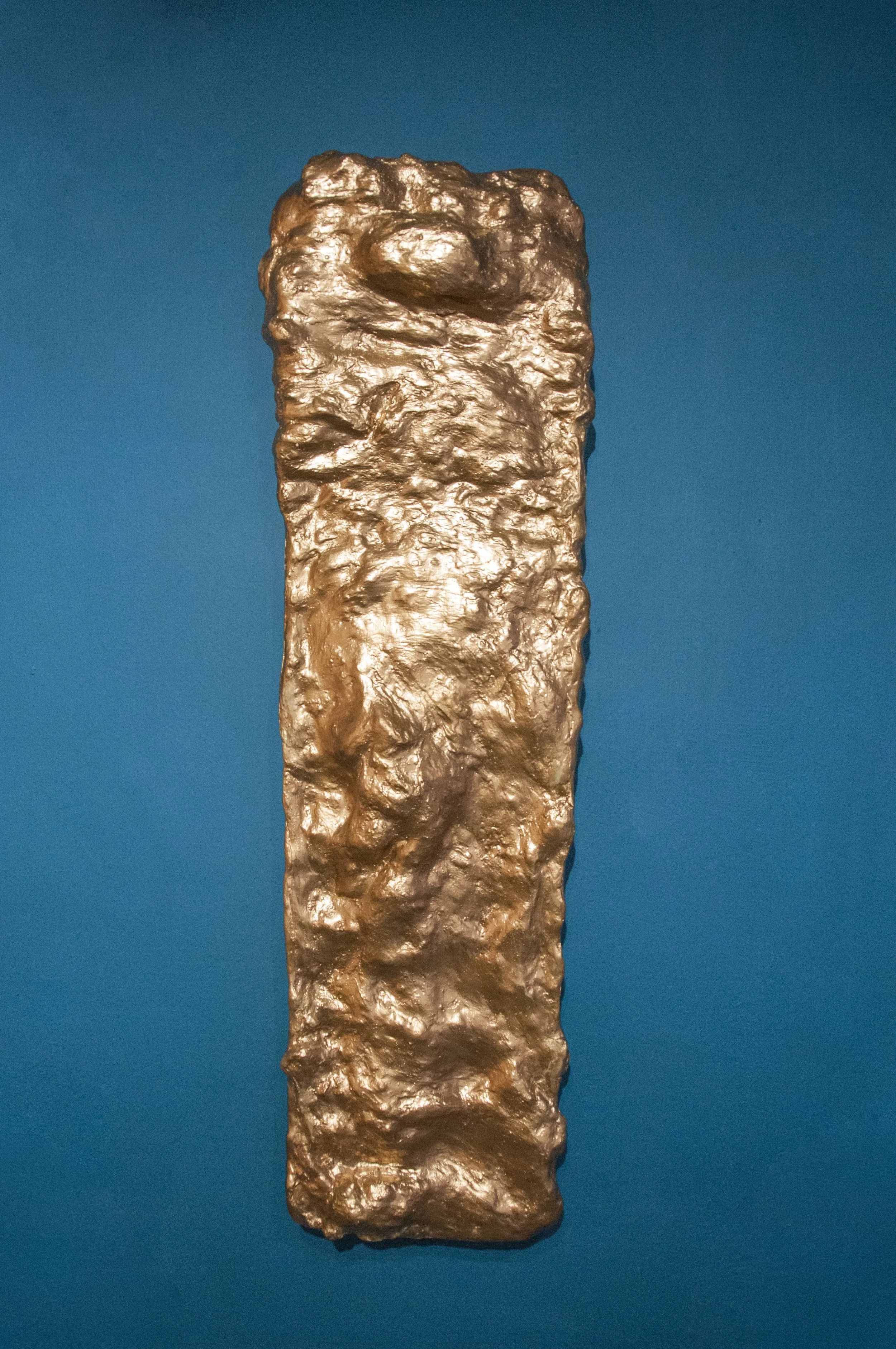 Horizon, 2019
Stopping compound, cheesecloth, polyurethane, fibreglass, polyvinyl acetate adhesive and acid free gold spray paint on plywood panel
125 x 35 cm
Photo: Arina Rubinskaya