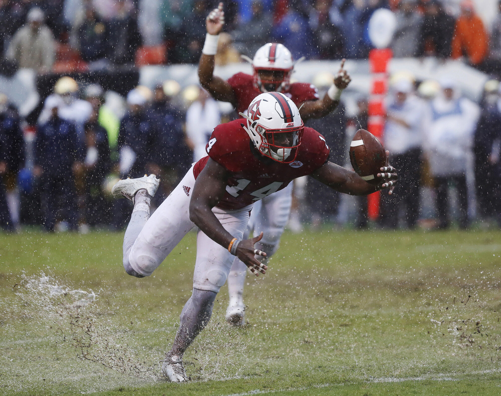  N.C. State safety Dexter Wright (14) scoops up a blocked punt for a 16-yard touchdown during the game against Notre Dame.  