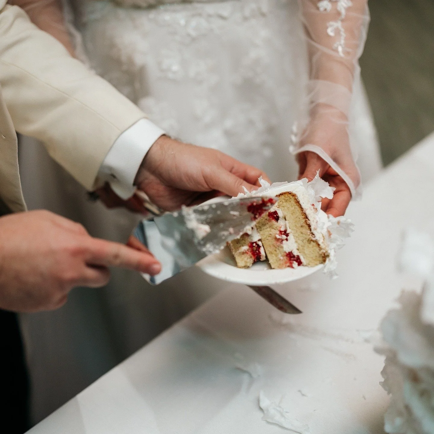 FR/EN
TABLE 2026 
Il y a des saveurs qui sont faites pour se marier… et la framboise, la pistache et la rose en font partie.
La pistache, douce et légèrement boisée, apporte une richesse subtile et une texture velout&eacu