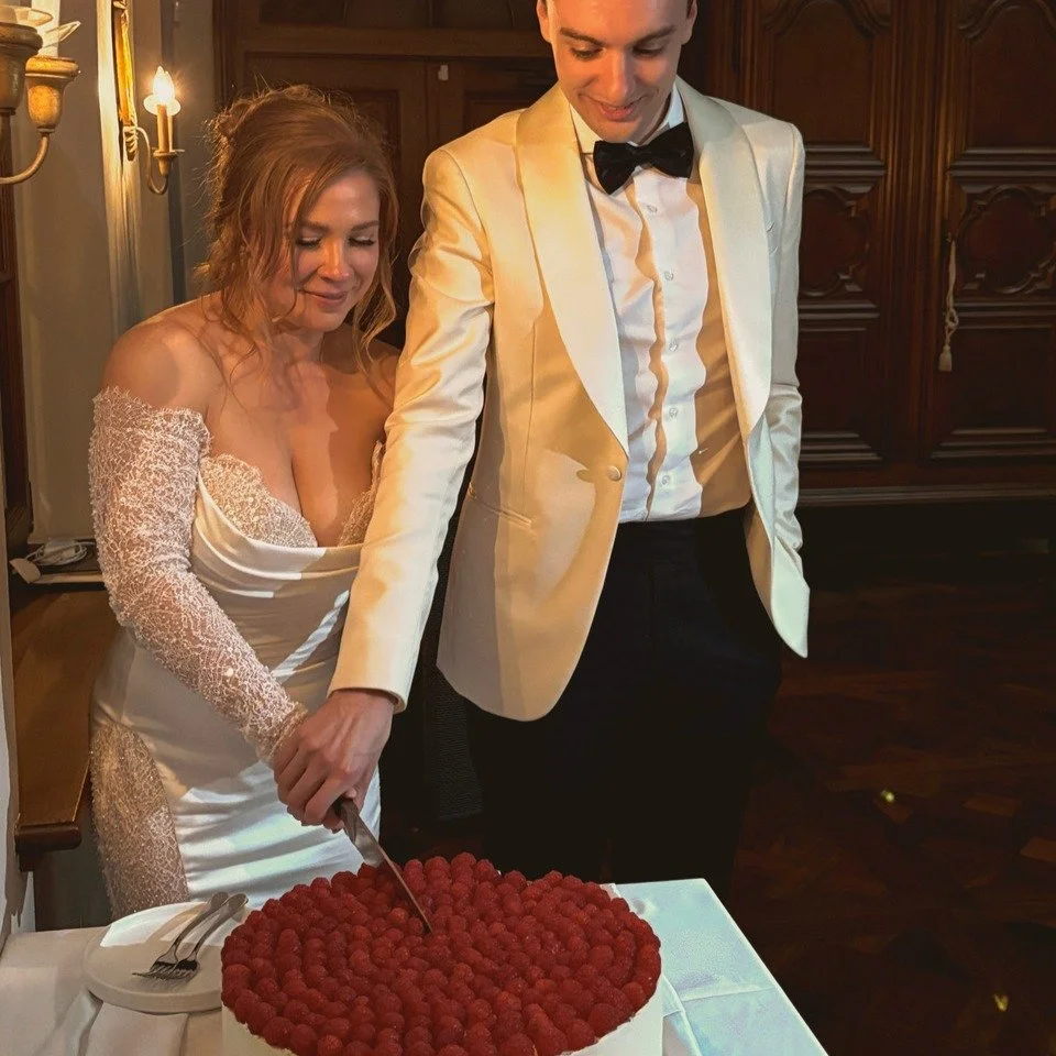 FR/EN
Quel couple charmant ! Quelle chaleur humaine ! Je vous présente Dana et Jesse. Vous découvrirez peut-être, dans des photos à venir, leur adorable petit chien Machi. Un mariage élégant et privilé