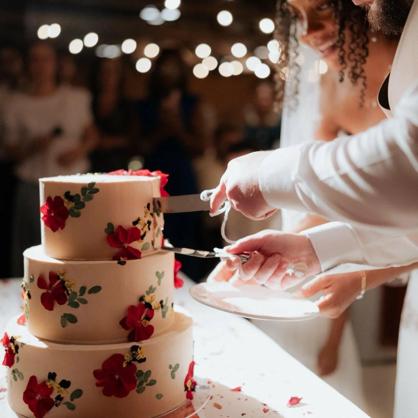 FR
Le haut de gamme commence avec la finition et les micro-d&eacute;tails. C'est comme dans la couture.... on peut avoir une jolie robe ou ..... une pi&egrave;ce haute couture. La diff&eacute;rence se joue dans les millim&egrave;tres.

Les g&acirc;te