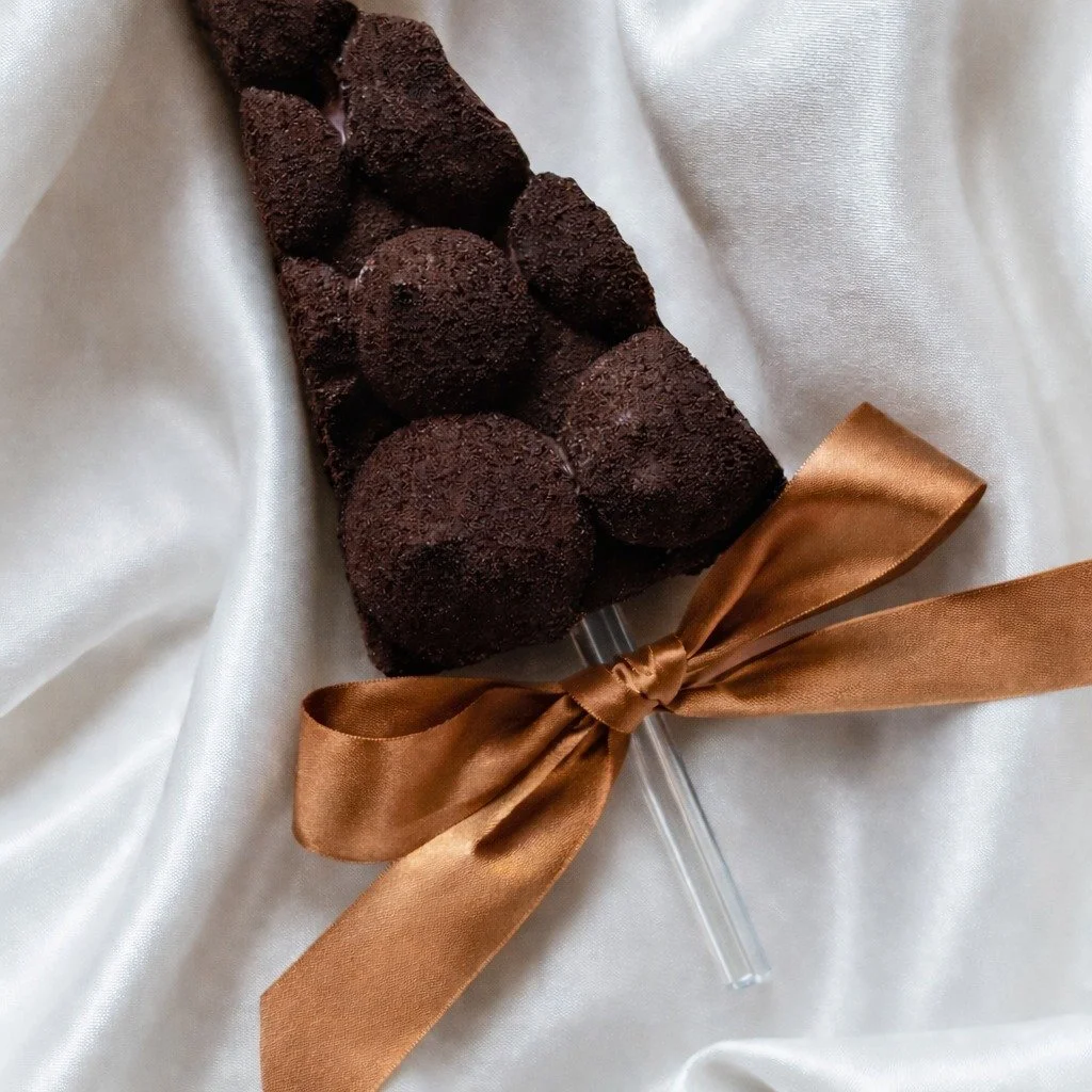 FR/EN
Je vous pr&eacute;sente mon Tiramisu !

La table sucr&eacute;e est bien plus qu&rsquo;un simple assortiment de desserts : c&rsquo;est un bar gourmand en libre-service, con&ccedil;u pour &eacute;merveiller, rassembler et prolonger l&rsquo;ambian