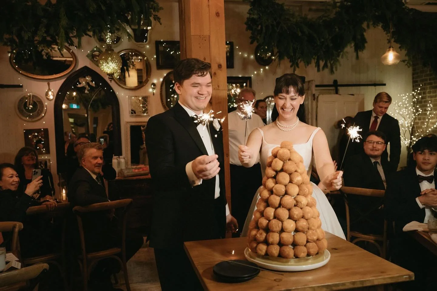 Quel bon moment de c&eacute;l&eacute;brer un mariage le 31 d&eacute;cembre ! C&rsquo;est ce qu&rsquo;on fait Camille &amp; Aaron, dans un magnifique endroit dans le vieux Qu&eacute;bec nomm&eacute;  @blanche.salle.evenements  ou le temps est suspendu