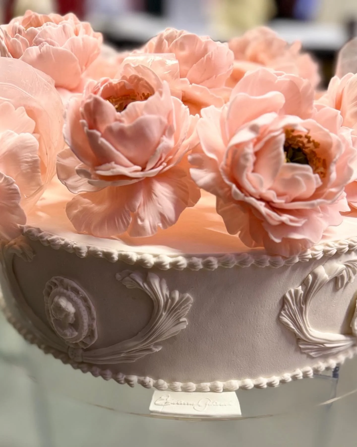 FR/EN 
Inspir&eacute; d&rsquo;une &eacute;poque o&ugrave; l&rsquo;art prenait toute la place, 
o&ugrave; la beaut&eacute; &eacute;tait assum&eacute;e, presque th&eacute;&acirc;trale&hellip;

Le style rococo ne se d&eacute;crit pas. 
Il se ressent.

T