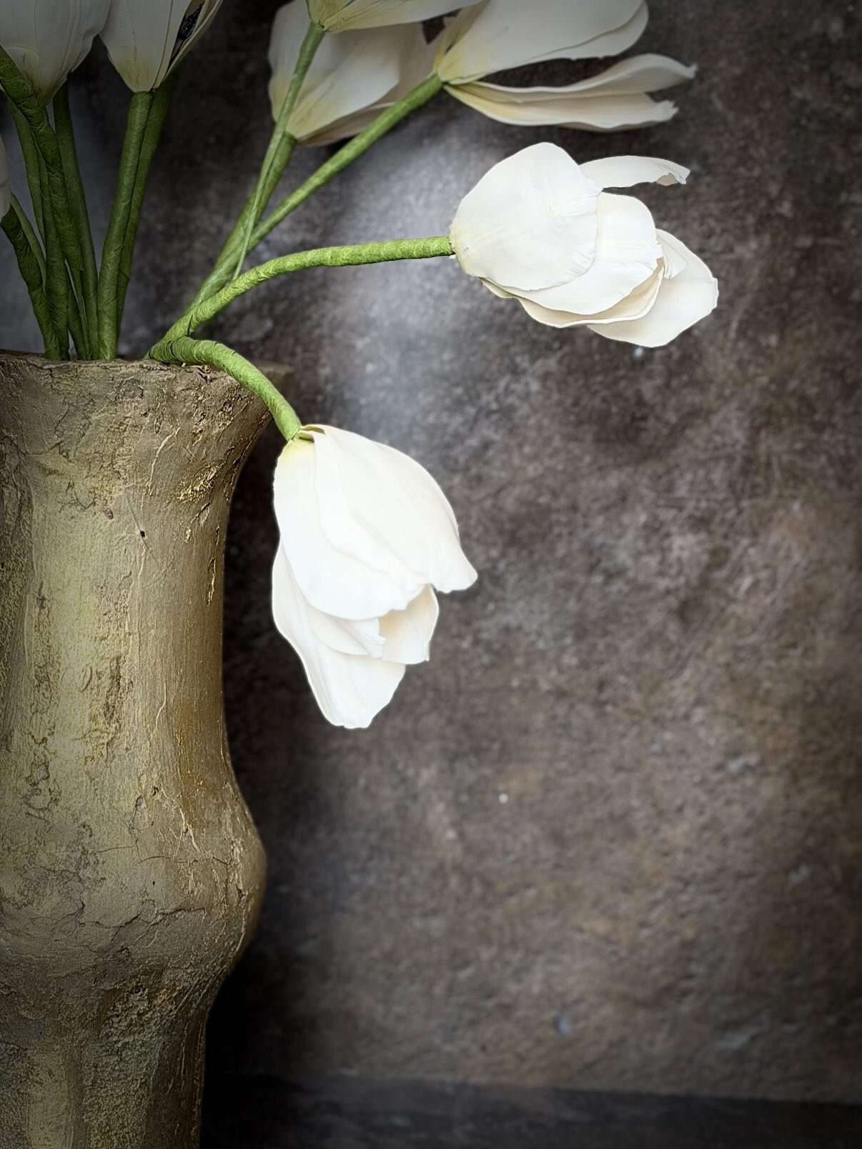 Fr/En 

Ceci n&rsquo;est pas un vase&hellip; 

C&rsquo;est&hellip; 
Un regard.
Une intention.
Une direction.

Explorer.
Comprendre.
Composer.

Chaque d&eacute;tail trouve sa place.
Chaque &eacute;l&eacute;ment a un sens.

Jusqu&rsquo;&agrave; l&rsquo