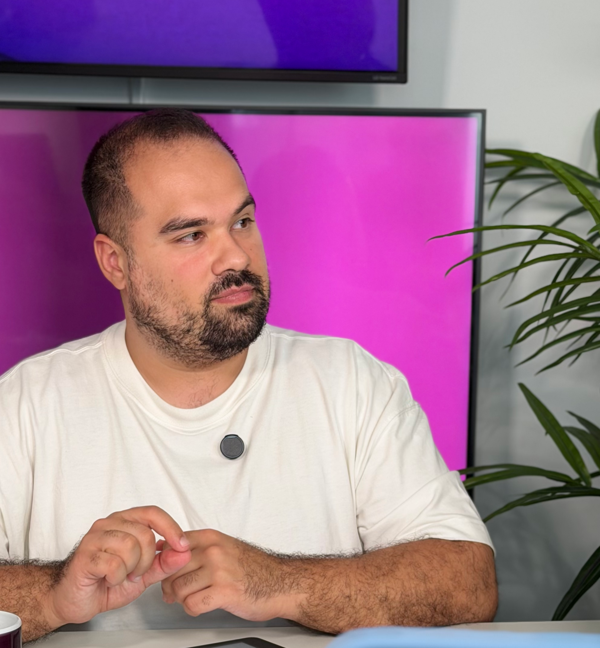 Javier Sánchez Gil, psicólogo en Málaga, en su espacio de trabajo durante una sesión profesional