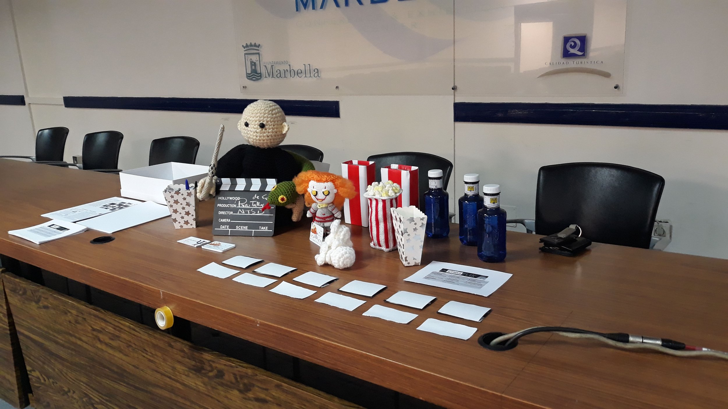 Foto con los objetos utilizados para el Psicotaller de cine, entre otros un Lord Voldemort de Harry Potter de amirugumi, un It de Stephen King de amirugumi, palomitas y folios varios
