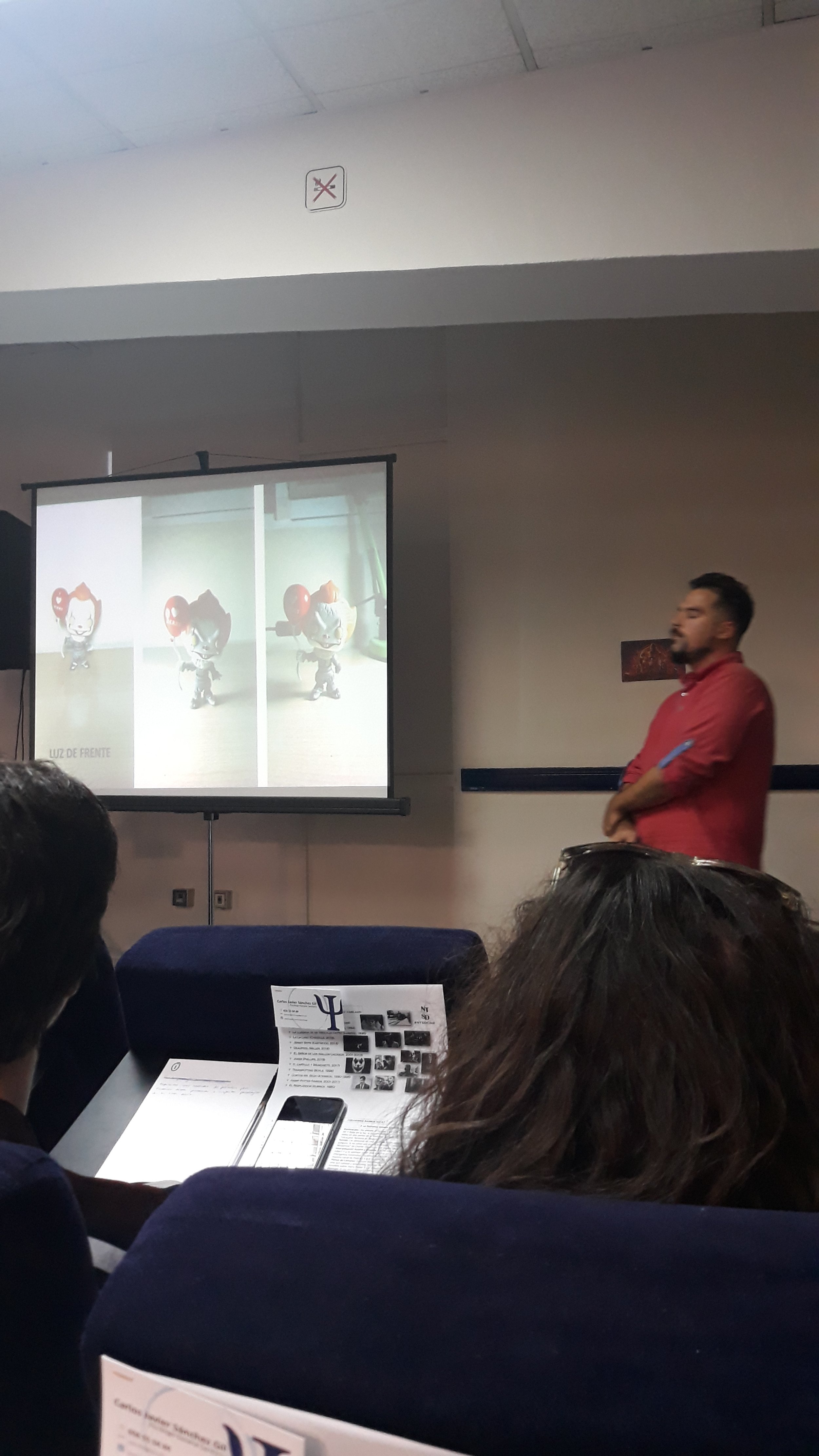 el psicoterapeuta de málaga Javier Sánchez Gil presentando el psicotaller de cine