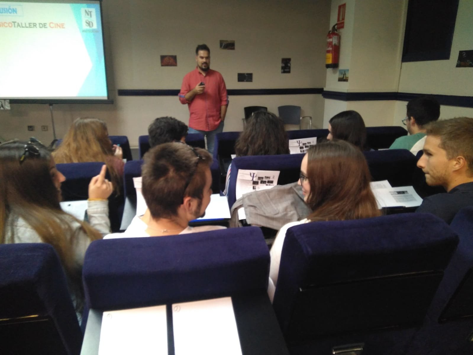 Personas asistiendo al psicotaller de cine impartido por el psicoterapeuta de Málaga Javier Sánchez Gil