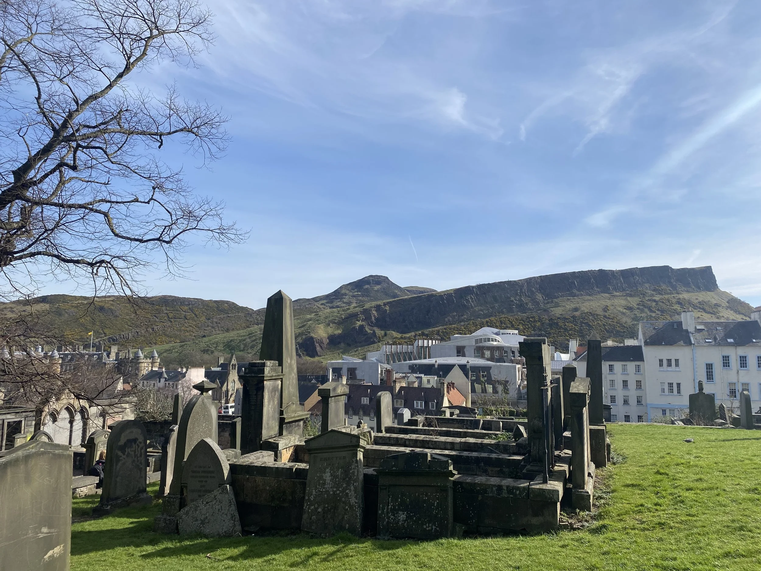 Otra foto tomada por el psicólogo de Málaga Javier Sánchez Gil desde un cementerio en la ciudad de Edimburgo donde a lo lejos se ve Arthur Seat