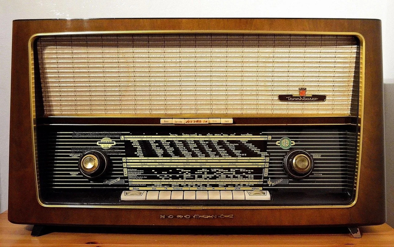 Imagen de un transistor o radio donde el psicologo de málaga Javier Sánchez Gil escuchó el programa La Ventana de la Cadena Ser de Carles Francino