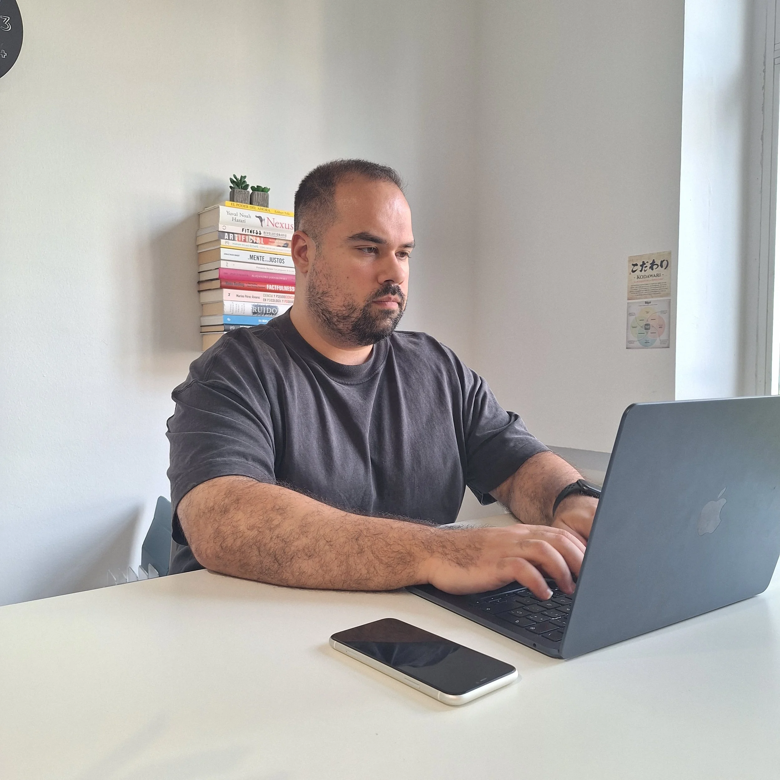 Javier Sánchez Gil realizando una sesión de psicoterapia online desde su espacio de trabajo