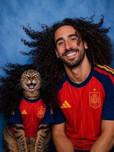 El gato cucurella y Marc Cucurella, jugador de la selección española de fútbol posando. Imagen generada por IA