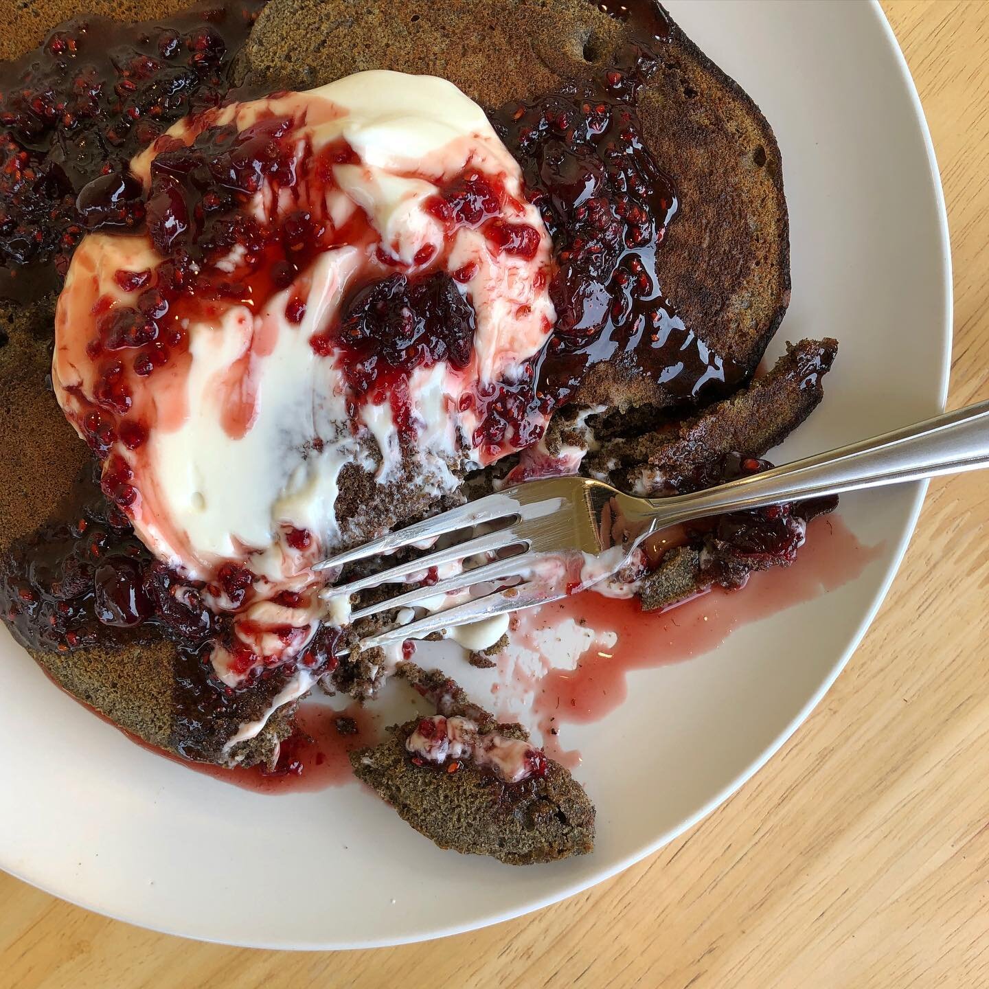 Buckwheat pancakes with vanilla yogurt and cranberry-raspberry maple syrup 🥞