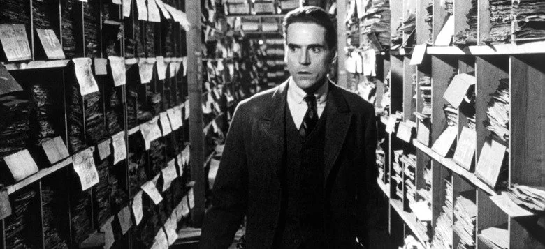 Ciclo PENSO LOGO ESCREVO IV [I THINK, THEREFORE I WRITE IV Cinema Screenings] (Curadoria de Alexandre Braga) “KAFKA” 1991 | M/12 | 1h31’ [US\FR]  De Steven Soderbergh