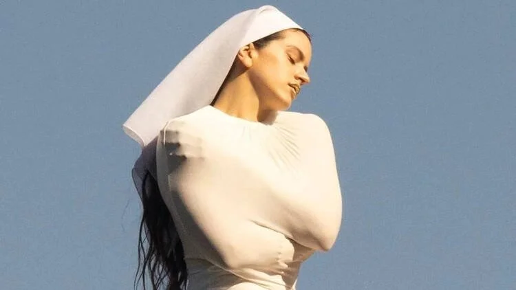 Like a Prayer (1989), de Madonna, e Lux (2025), de Rosalía: duas liturgias pop, duas emancipações femini(nas)stas, trinta e seis anos de lições sobre uma visão de Deus em metamorfose contínua.