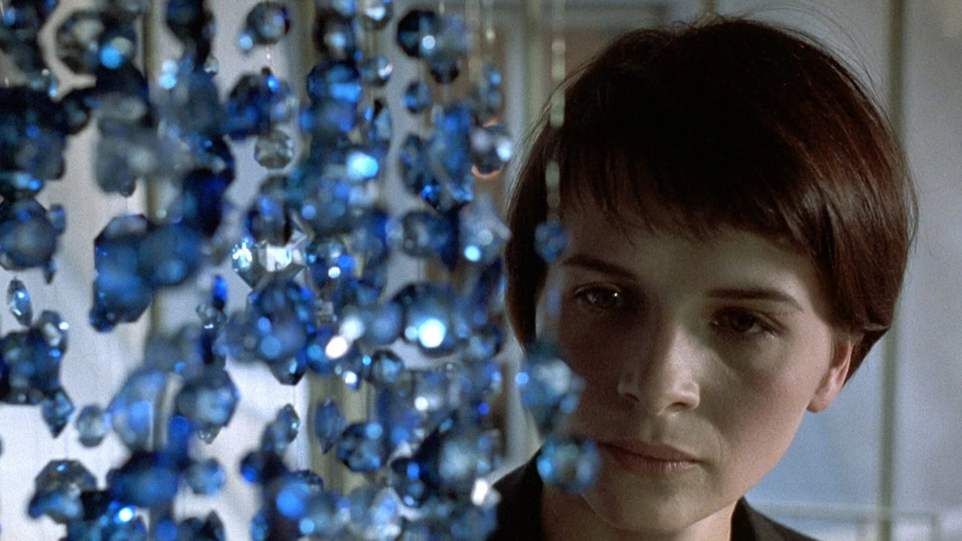 Ciclo LUZES NA CAVERNA XIII (Curadoria de Alexandre Braga)”A imagem como suspensão da memória.” “THREE COLOURS: BLUE” 1993 | M/12 | 1h38 [FR\PL\CH] De Krzysztof Kieślowski