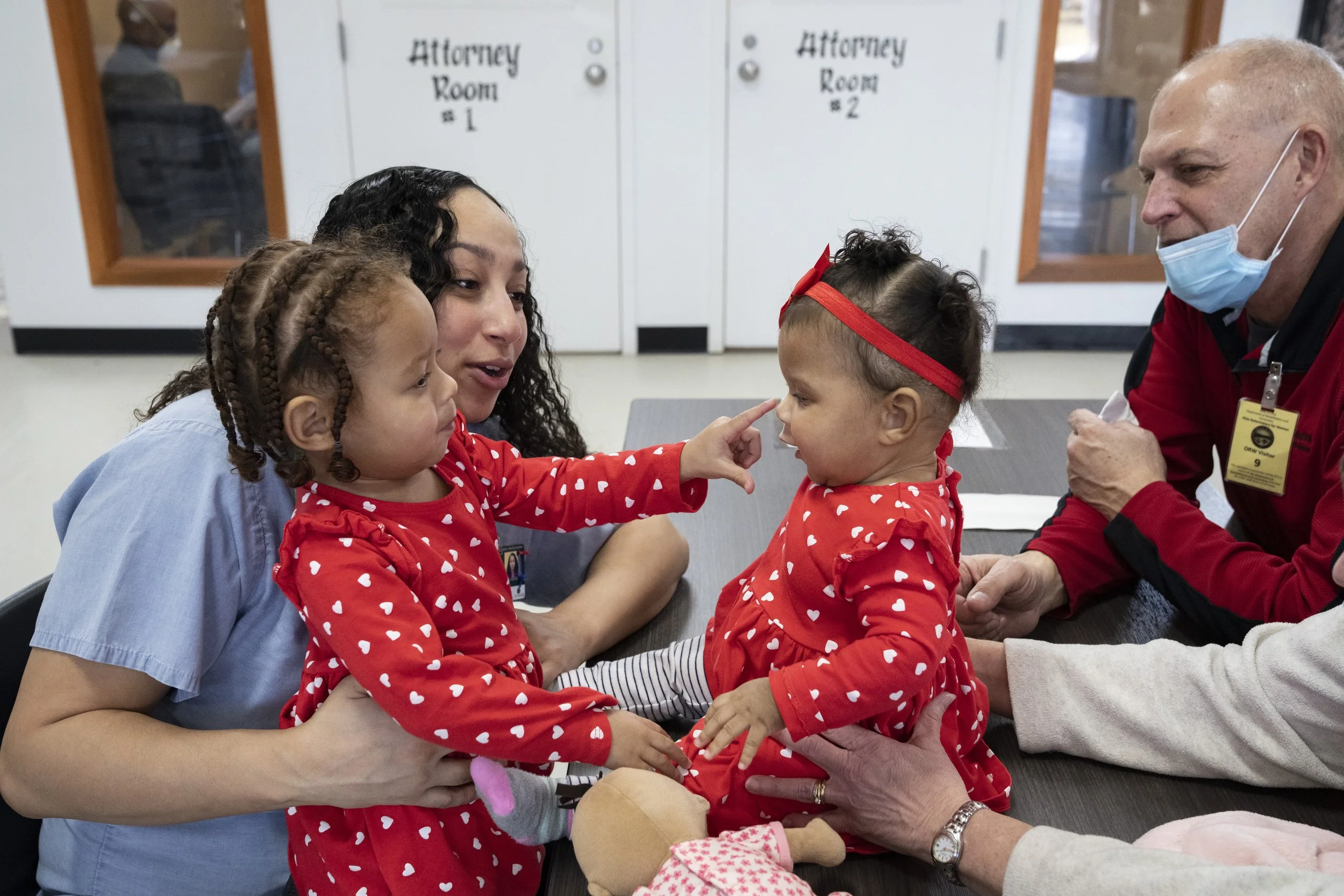  Abby Small holds her 2-year-old daughter Quam Judah while her father and mother Tom and Terri Small hold another of Smalls daughter’s, Gianna Judah, while the two children meet each other for the first time at the Ohio Reformatory for Women, in Mary