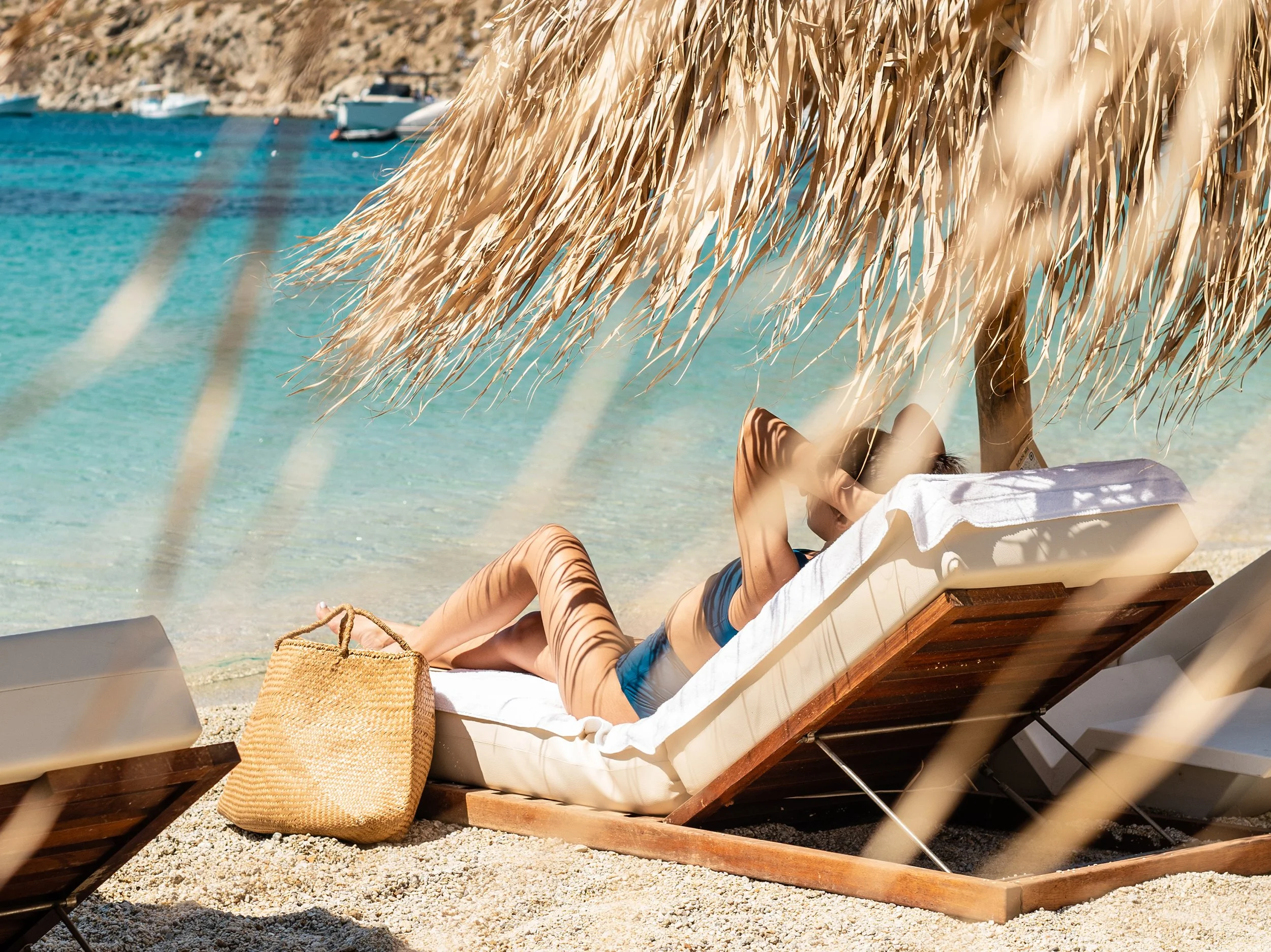 08-Relaxing-days-at-the-beach-Mykonos-Blu.jpg