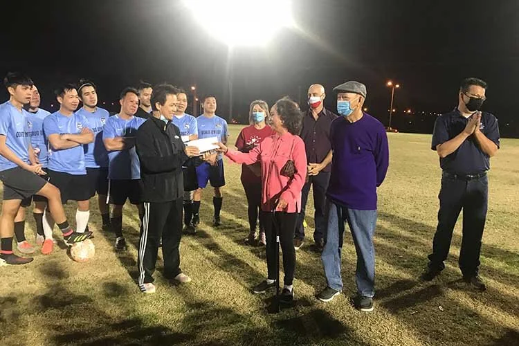 Cựu và đương kim thị trưởng cùng ứng cử viên đơn vị i thành phố garland thăm hội túc cầu việt nam tại sân winters park