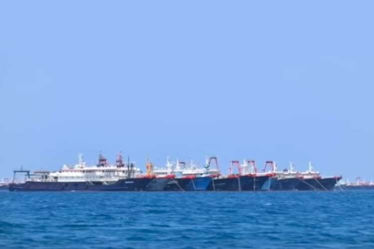 Philippines yêu cầu Trung Cộng rút hơn 200 tàu đánh cá có vũ trang trên các bãi đá tranh chấp, Việt Nam im lặng.
