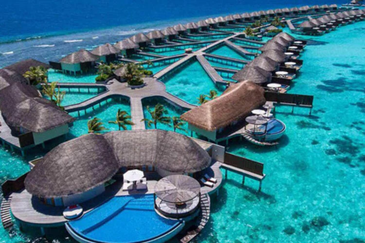 Mở cửa cho người Ấn Độ sang tránh dịch, thiên đường du lịch Maldives đang phải trả giá đắt