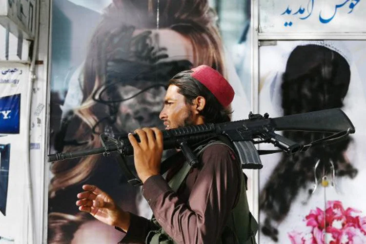 Taliban khuyến cáo đàn bà không đi làm ở nhà vì các chiến sĩ “không được huấn luyện” kính trọng họ