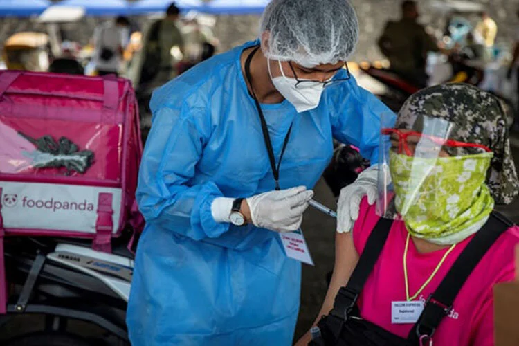 Tổng thống Philippines đề xuất đột nhập vào nhà dân, tiêm lén vaccine COVID-19 khi đang ngủ
