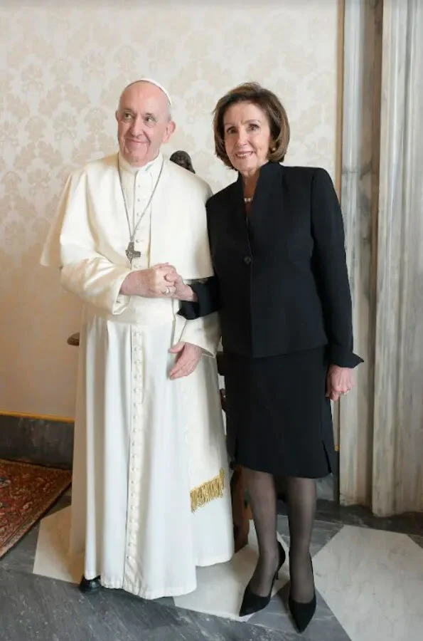 Trống đánh xuôi, kèn thổi ngược: Đức Thánh Cha Phanxicô tiếp Nancy Pelosi